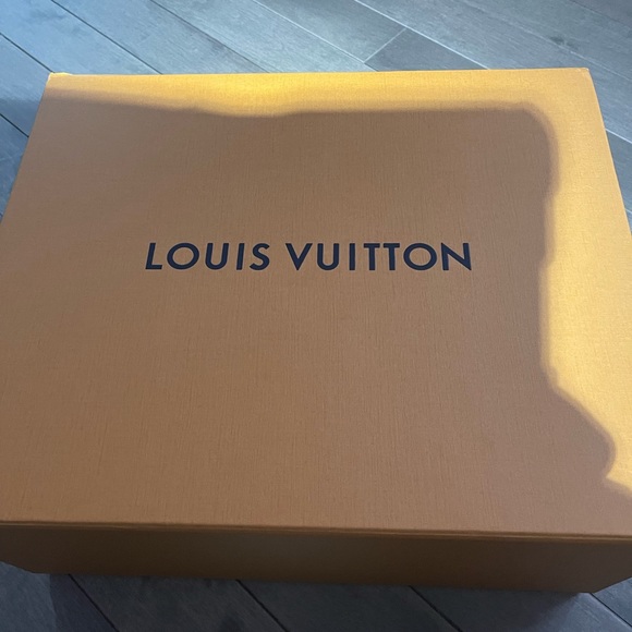 Brand New Louis Vuitton 2021 NéoNoé MM45555 Bicolor Monogram Empreint Dove/Cream - Picture 8 of 13